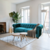 Divano 2 posti Chesterfield in velluto blu elegante e moderno