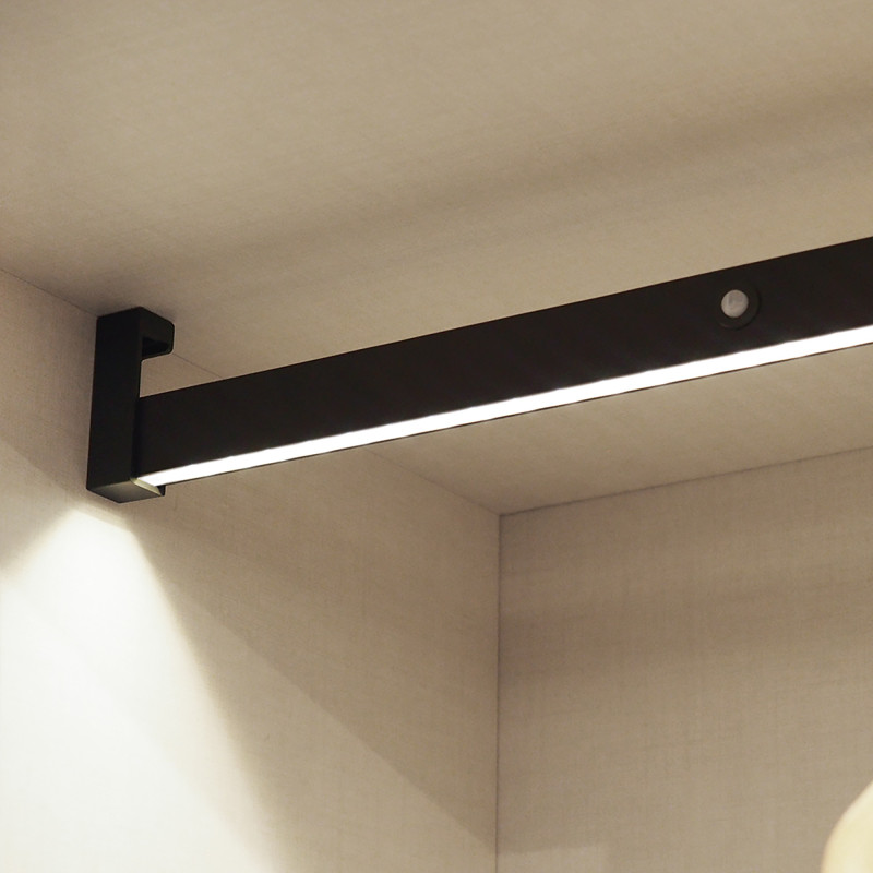 Barra Appendiabiti per armadi con luce LED Castor, batteria estraibile e sensore di movimento, L558 mm, Tecnoplastica e al