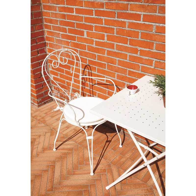 Set Tavolo Desenzano + 4 Poltrone MOIA con braccioli Sirmione impilabili in ferro avorio